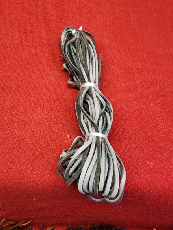 20240106_141325 Bundle of black and white shoelaces.