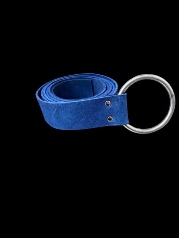 EJVU1472 Blue leather belt with metal ring.