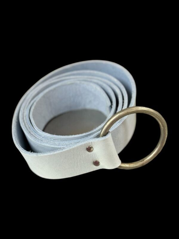 RZMI4771 White leather belt with brass ring.